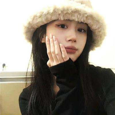 当她换上泳衣